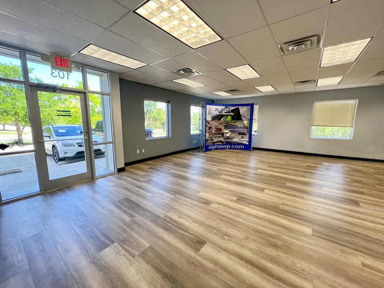 1649 Universal City Blvd, Universal City, TX for sale - Interior Photo - Image 3 of 6