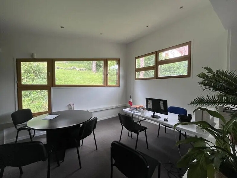 Office in Bois-Guillaume for lease - Interior Photo - Image 2 of 5