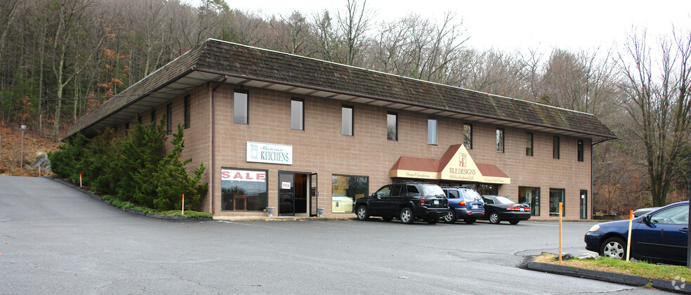 259 Albany Tpke, Canton, CT for lease - Primary Photo - Image 1 of 3