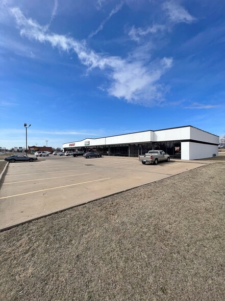 1600-1624 E 11th Ave, Hutchinson, KS for lease - Building Photo - Image 2 of 8