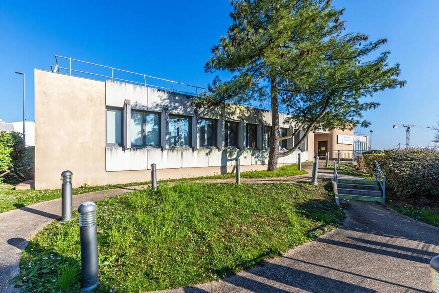 33 Avenue De Poissy, Chanteloup-les-Vignes for sale - Building Photo - Image 3 of 14