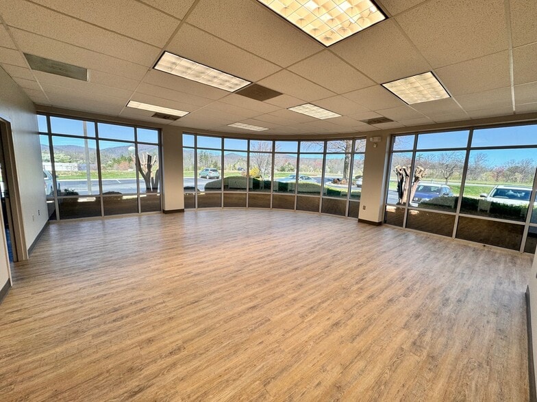 5310 Valley Park Dr, Roanoke, VA for lease - Building Photo - Image 3 of 7