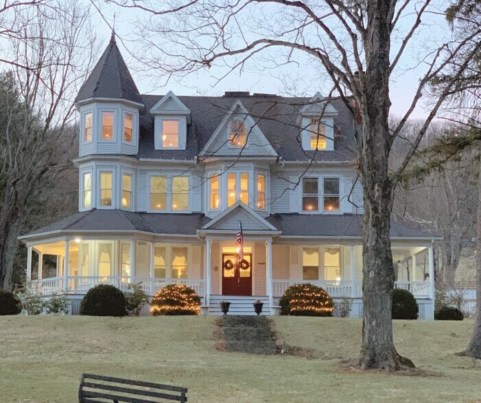 8883 Sam Snead Hwy, Hot Springs, VA 24445