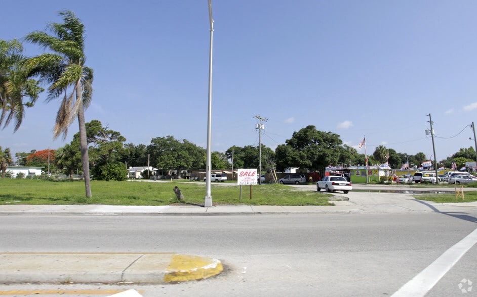 2108 Okeechobee Rd, Fort Pierce, FL for sale - Building Photo - Image 2 of 4