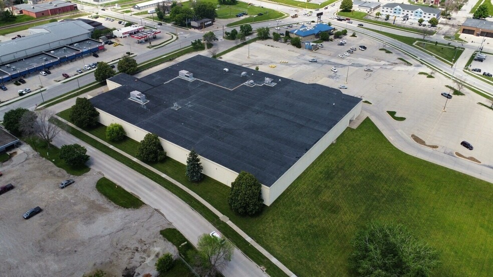 615 S Monroe Ave, Mason City, IA for lease - Aerial - Image 3 of 11