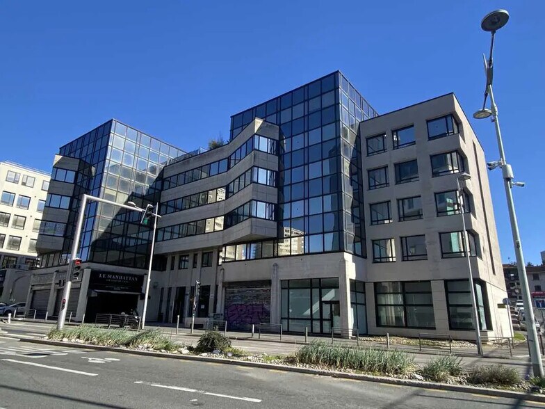 Office in Bagnolet for lease - Building Photo - Image 1 of 10