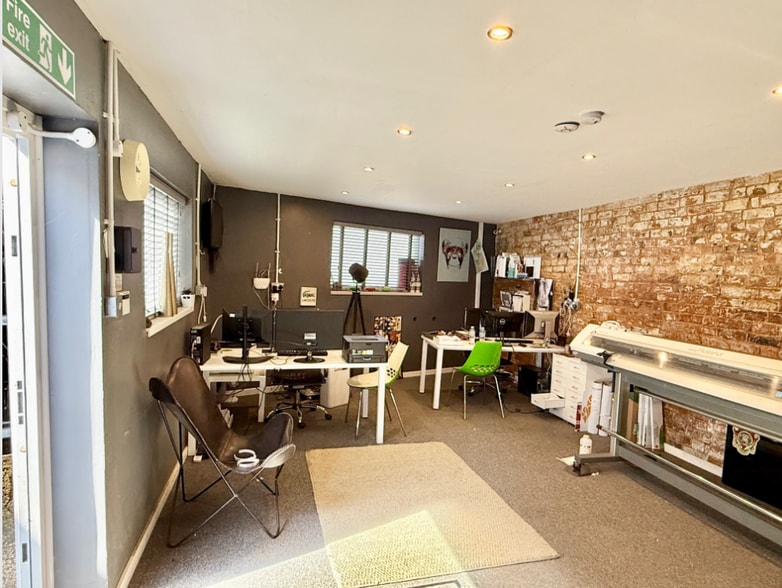 15A Leslie Rd, Northampton for sale - Interior Photo - Image 3 of 3