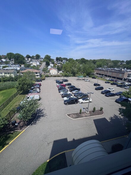 411 State Route 17, Hasbrouck Heights, NJ for lease - Building Photo - Image 3 of 11