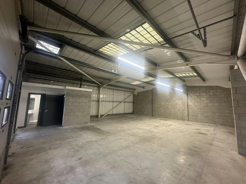 Brookside Business Park, Manchester for lease - Building Photo - Image 3 of 7