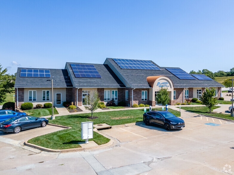 4031 NE Lakewood Way, Lee's Summit, MO for lease - Building Photo - Image 2 of 8