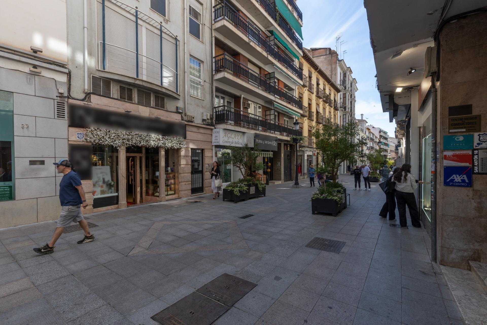 Retail in Granada for sale Building Photo- Image 1 of 18