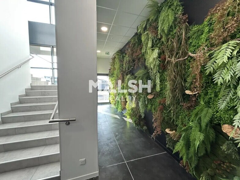 Office in Décines-Charpieu for lease - Lobby - Image 3 of 8