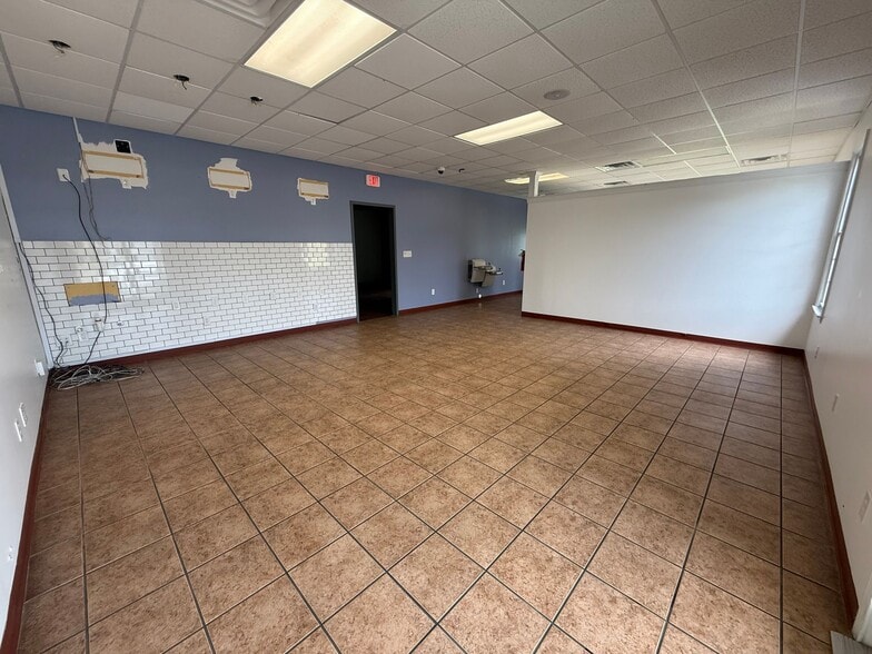 2599 Henderson Dr, Jacksonville, NC for lease - Interior Photo - Image 2 of 6