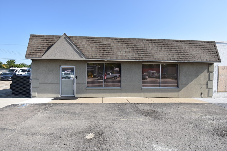 45-47 E 10 Mile Rd, Madison Heights, MI for sale - Building Photo - Image 2 of 9