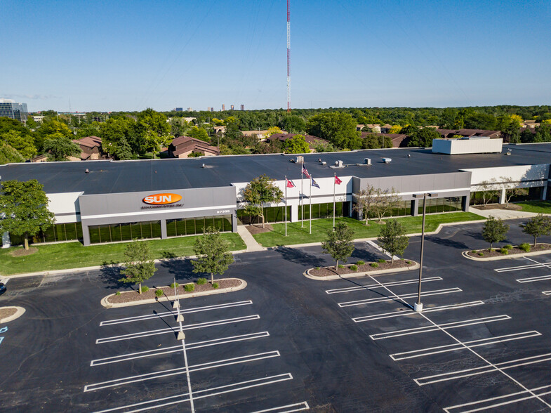 27335 W 11 Mile Rd, Southfield, MI for lease - Building Photo - Image 3 of 5