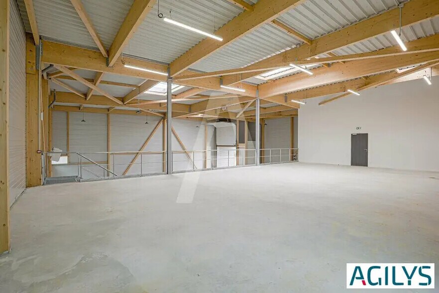 Flex in Chanteloup-en-Brie for lease - Building Photo - Image 2 of 4