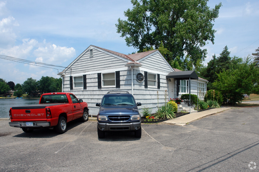 1490 Union Lake Rd, Commerce Township, MI for sale - Primary Photo - Image 1 of 2