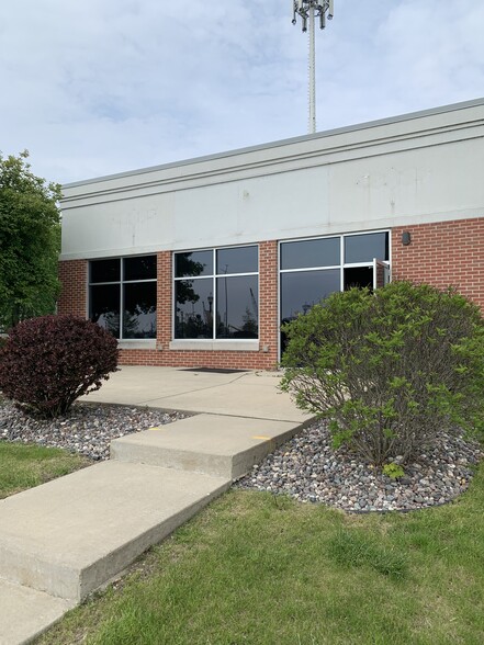 67 E Maple St, Sturgeon Bay, WI for lease - Building Photo - Image 2 of 9