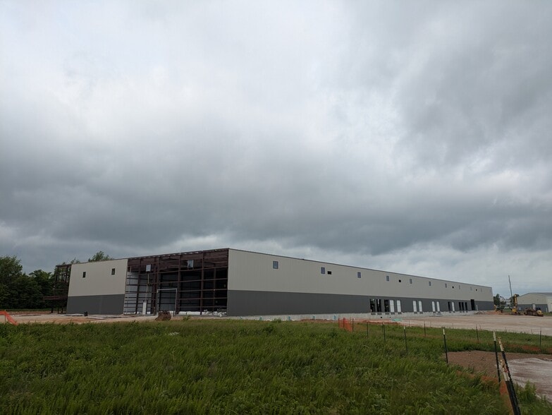 2610 N Westgate Ave, Springfield, MO for lease - Building Photo - Image 1 of 7
