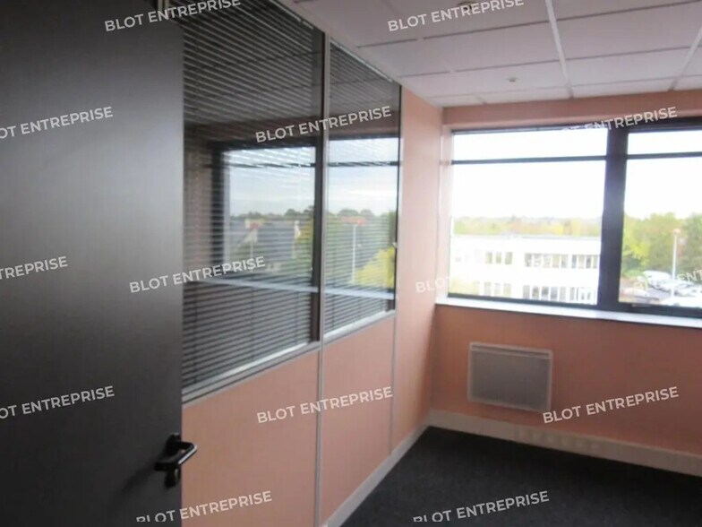 Office in Saint-Grégoire for lease - Interior Photo - Image 2 of 6