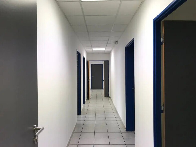 Office in Avignon for lease - Building Photo - Image 3 of 10