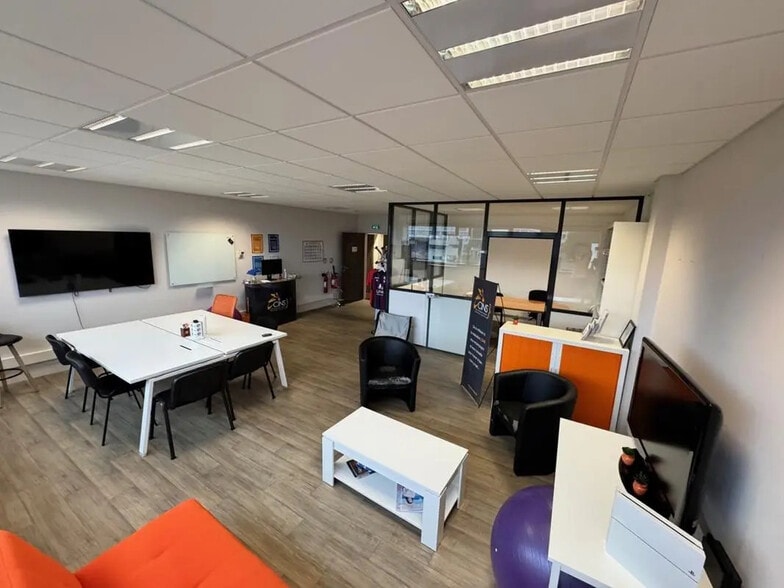 Office in Caen for lease - Building Photo - Image 3 of 4