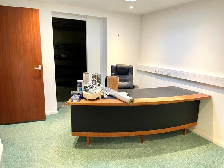 98 Thorpe Lea Rd, Egham for sale - Building Photo - Image 2 of 6