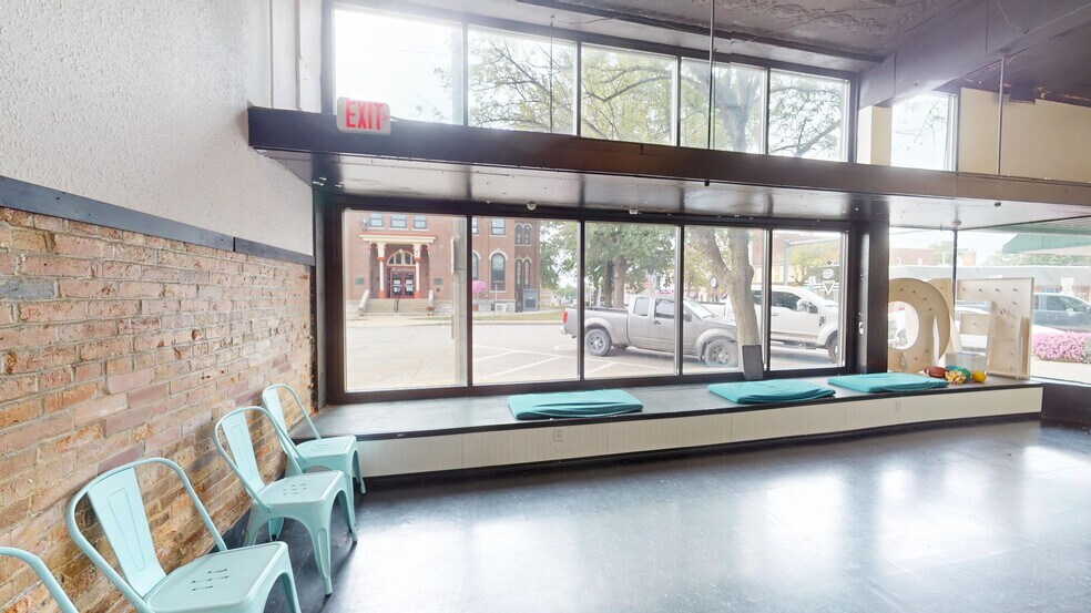 215 W College Ave, Greenville, IL for lease - Lobby - Image 3 of 21