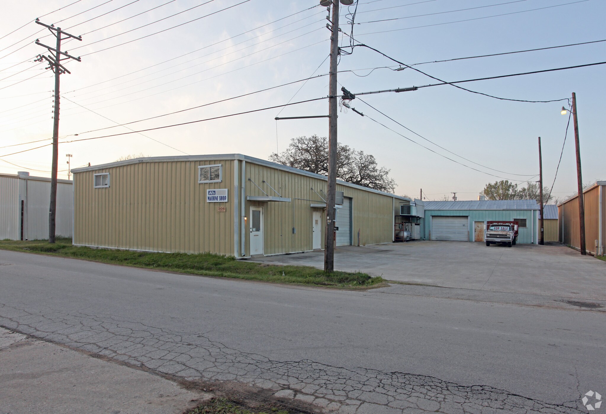 306 Mavis St, Irving, TX for sale Primary Photo- Image 1 of 1