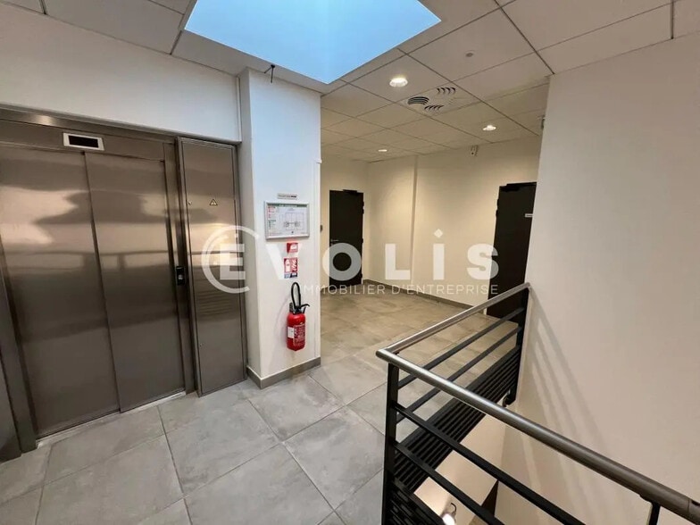 Office in Vaulx-Milieu for lease - Building Photo - Image 2 of 12