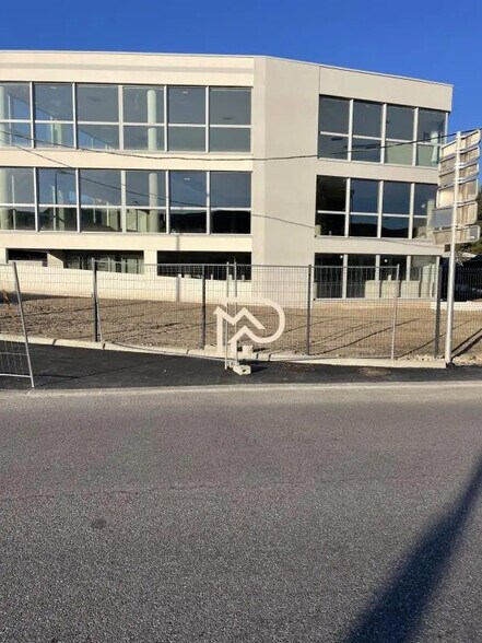 Office in Marseille for lease - Building Photo - Image 2 of 3