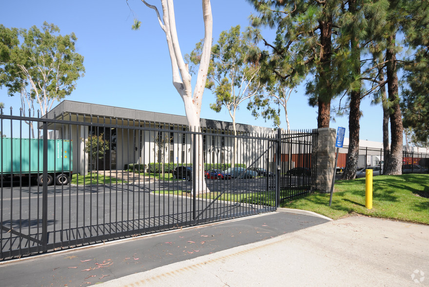 15927-16105 Distribution Way, Cerritos, CA for sale - Primary Photo - Image 1 of 1