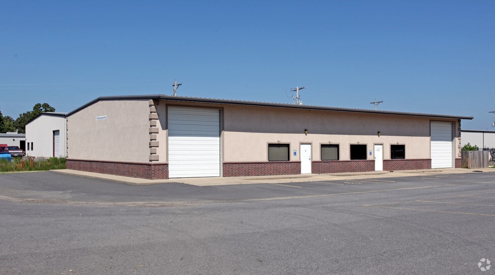 10 Collins Industrial Pl, Maumelle, AR for lease - Primary Photo - Image 1 of 7