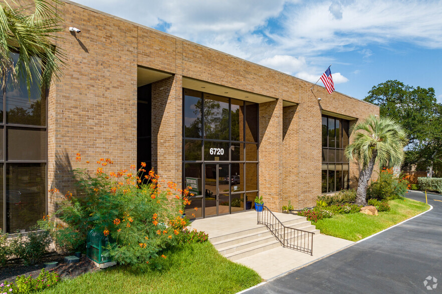 6720 Sands Point Dr, Houston, TX for lease - Building Photo - Image 2 of 11