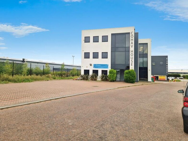 16-17 Aviation Way, Southend On Sea for lease - Building Photo - Image 1 of 1