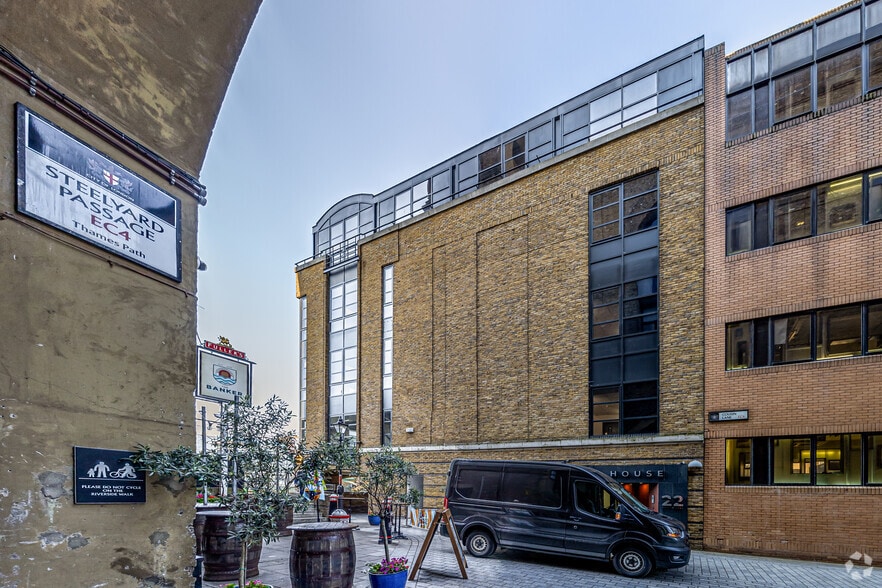 22 Cousin Ln, London for sale - Primary Photo - Image 1 of 21