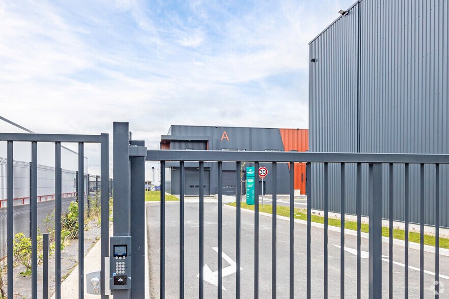 Avenue Du Vert Galant, Saint-Ouen-l'Aumône for lease - Building Photo - Image 2 of 2