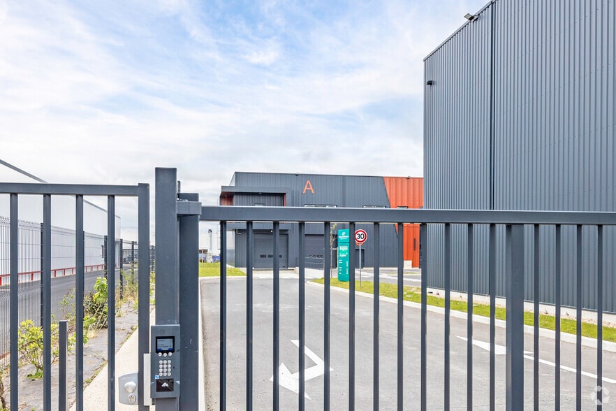 Flex in Saint-Ouen-l'Aumône for lease - Building Photo - Image 2 of 2