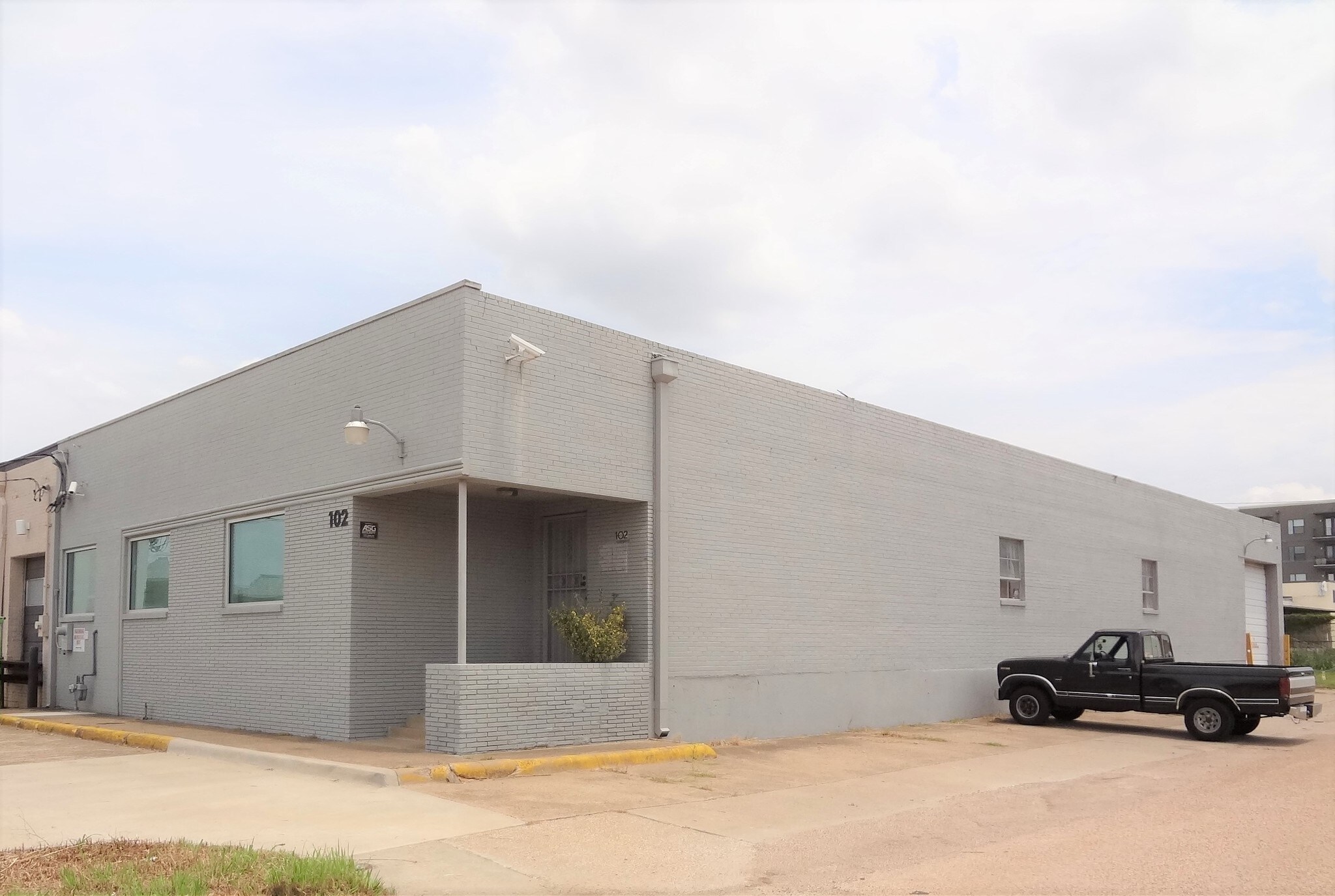 102 Express St, Dallas, TX 75207