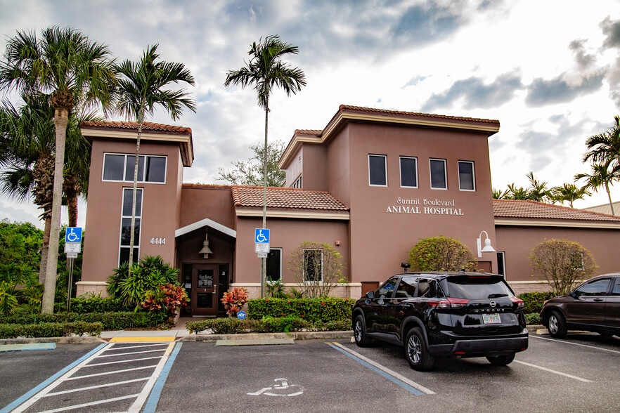 4444 Summit Blvd, West Palm Beach, FL for sale - Building Photo - Image 3 of 4