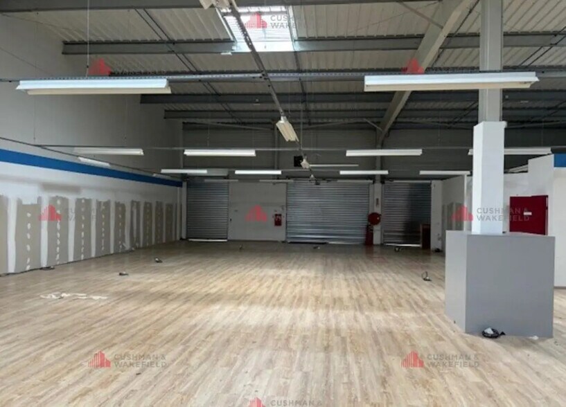 Retail in Choisey for lease - Interior Photo - Image 3 of 4