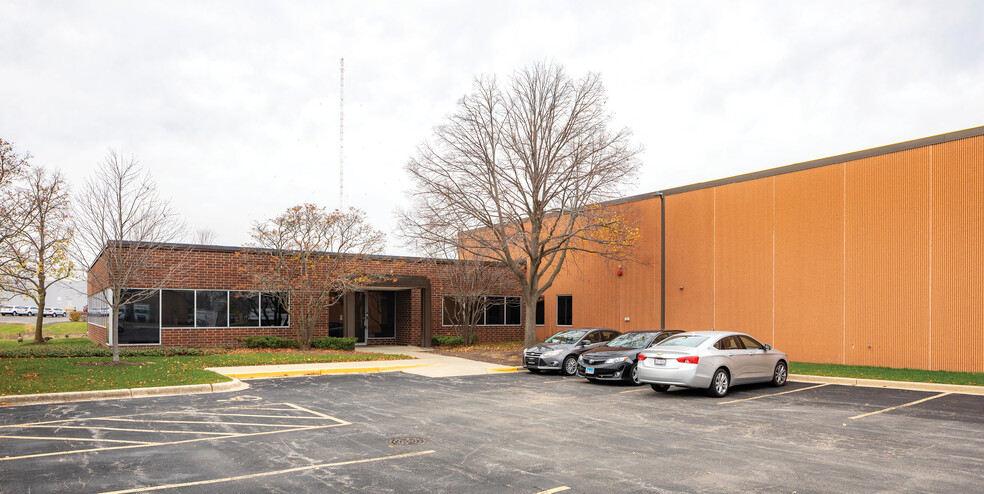 700 High Grove Blvd, Glendale Heights, IL for lease - Building Photo - Image 1 of 2