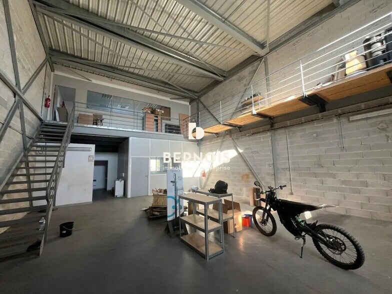 Industrial in Six-Fours-les-Plages for lease - Building Photo - Image 2 of 13