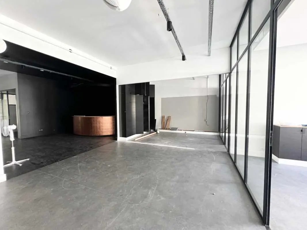 Flex in Paris for lease Interior Photo- Image 1 of 7