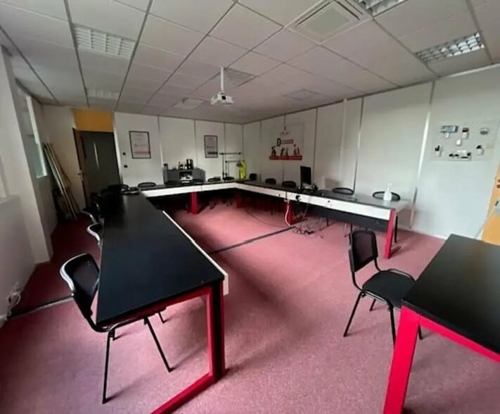Office in Val-de-Reuil for lease - Interior Photo - Image 3 of 10