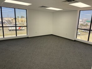 7506-7560 NW 70th St, Miami, FL for lease Interior Photo- Image 2 of 5