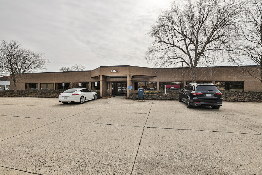 4420-4460 Carver Woods Dr, Blue Ash, OH for lease - Building Photo - Image 2 of 23