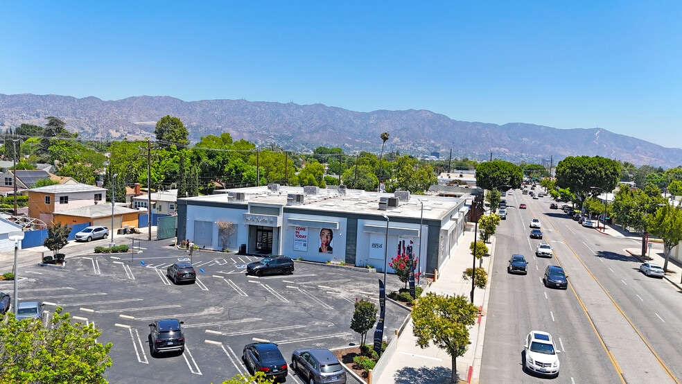 2721 W Magnolia Blvd, Burbank, CA for sale - Building Photo - Image 2 of 12