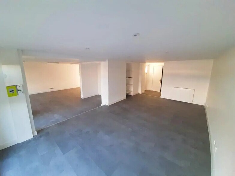 Retail in Poitiers for lease - Interior Photo - Image 3 of 3