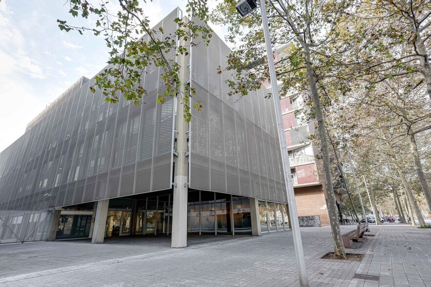 Office in Barcelona, Barcelona for lease - Building Photo - Image 2 of 5